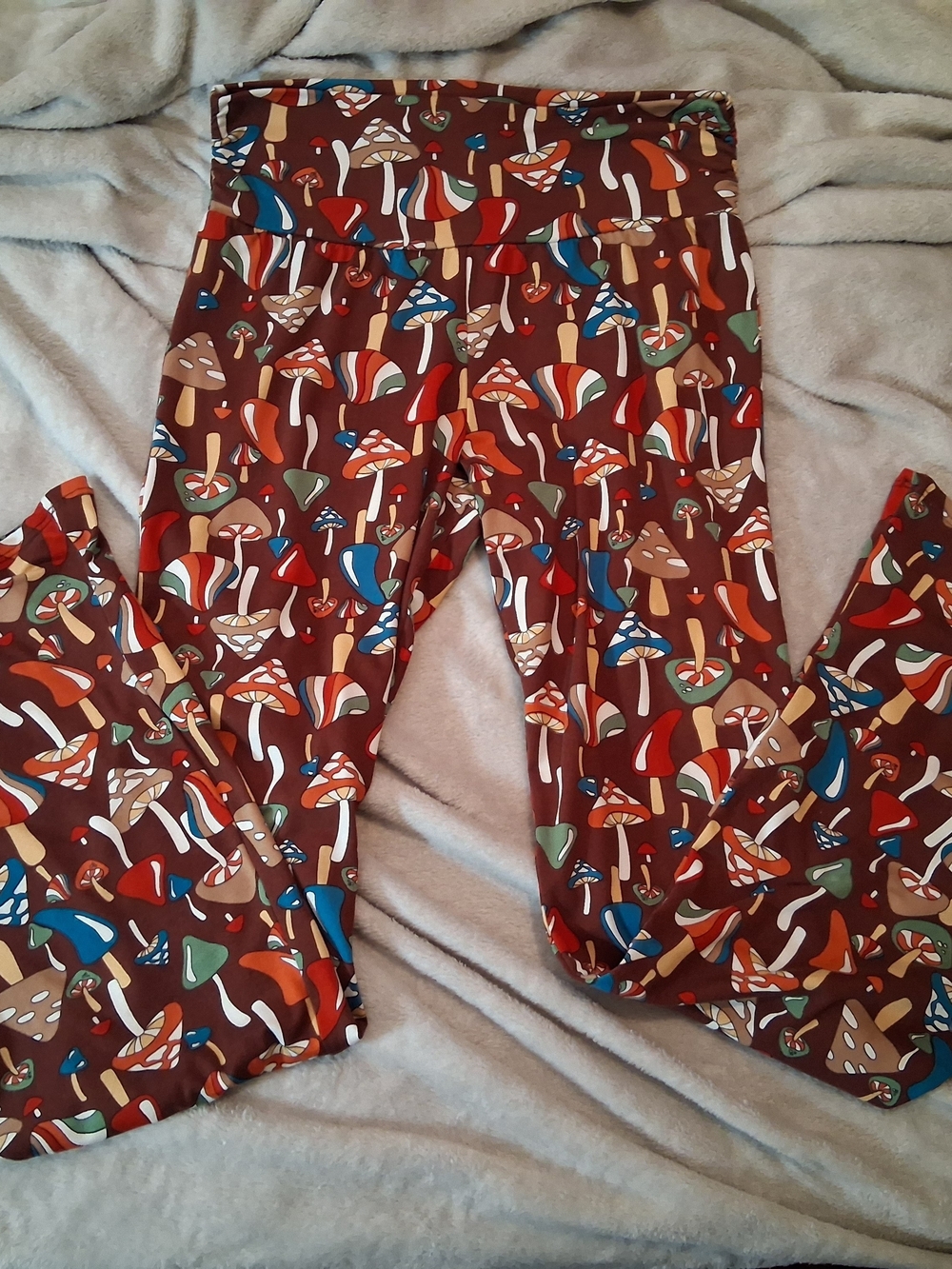 Earthbound Trading Co. Mushroom Flare Leggings Size Small